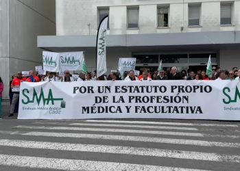 El Colegio de Médicos de Cádiz, presente en las concentraciones de los Hospitales de Jerez y Puerto Real contra la reforma del Estatuto Marco