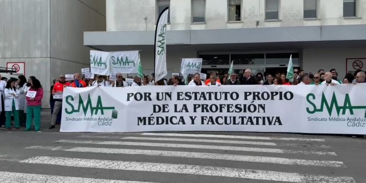 El Colegio de Médicos de Cádiz, presente en las concentraciones de los Hospitales de Jerez y Puerto Real contra la reforma del Estatuto Marco