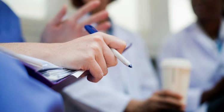 Se recomienda discreción al redactar las comunicaciones y las historias clínicas