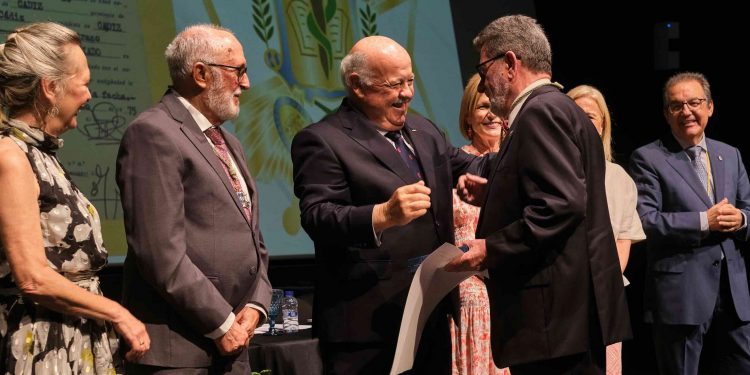 50 años de relevantes méritos y sobresalientes servicios