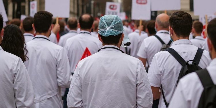 ‘Derecho a la huelga y servicios mínimos del médico’