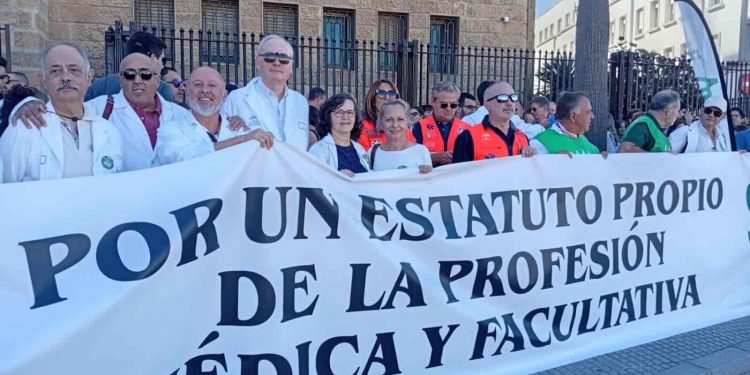 El COMCADIZ participa en la marcha contra el Estatuto Marco
