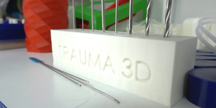 El COMCADIZ se adentra en la Unidad de Tecnología 3D del Hospital Puerta del Mar