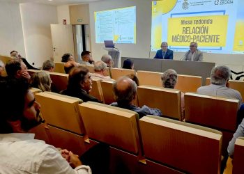 El COMCADIZ y la Real Academia de Medicina analizaron la evolución, dimensiones y desafíos en la relación médico-paciente