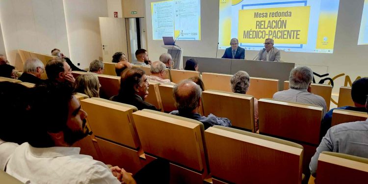 El COMCADIZ y la Real Academia de Medicina analizaron la evolución, dimensiones y desafíos en la relación médico-paciente