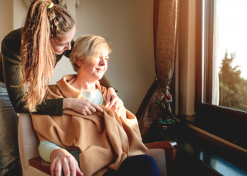 Cerca de 200 familias cuidadoras reciben ayudas de la FPSOMC y los colegios de médicos