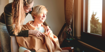 Cerca de 200 familias cuidadoras reciben ayudas de la FPSOMC y los colegios de médicos