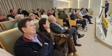 La XII Mesa del Voluntariado del COMCADIZ evidenció el desafío de dotar a las personas sin hogar de recursos para su reinserción y autonomía