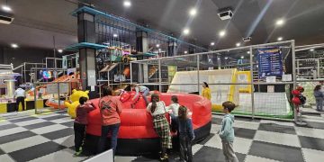 Hijos y nietos de colegiados contagian su ilusión ante la llegada del día de Reyes en las fiestas infantiles del Colegio de Médicos