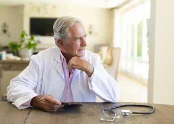 Más de la mitad de los colegiados jubilados del COMCADIZ ya hace o considera realizar voluntariado en relación con la medicina