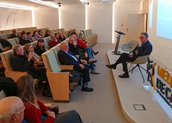 El Dr. Francisco Mateo presentó en el COMCADIZ el libro ‘Contribuciones de la Medicina española al mundo’