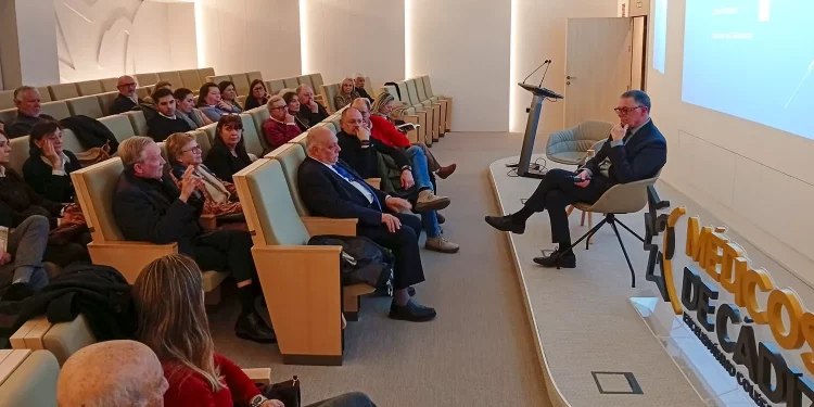 El Dr. Francisco Mateo presentó en el COMCADIZ el libro ‘Contribuciones de la Medicina española al mundo’