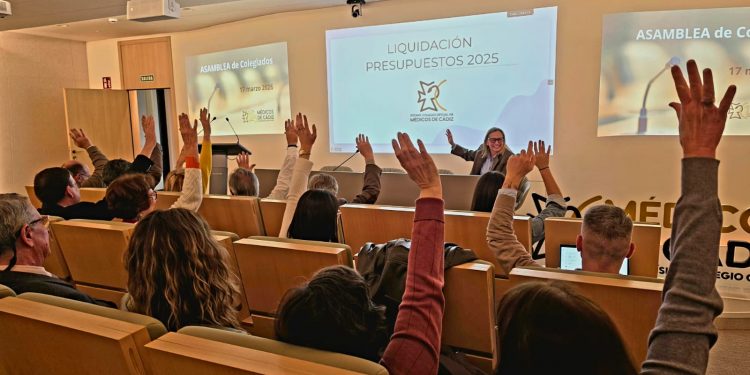La Asamblea de Colegiados aprueba la liquidación del presupuesto y el balance de situación de 2025 del COMCADIZ