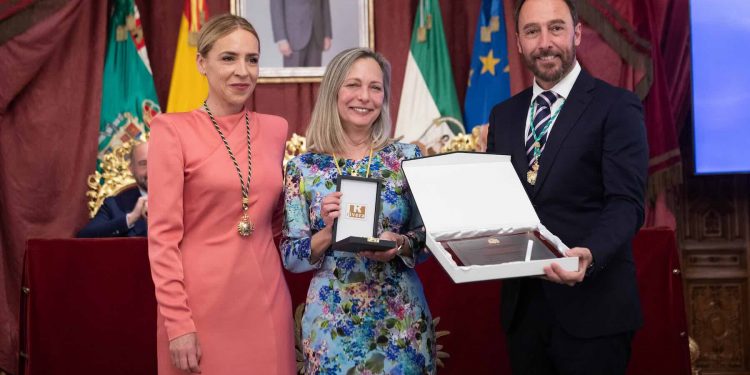 El COMCADIZ recibe la Medalla de la Provincia por 125 años “de dedicación de la profesión médica a la sociedad y a los pacientes”