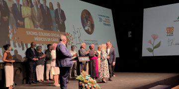 El COMCADIZ recibe el reconocimiento de Proyecto Hombre en su compromiso de ayuda a personas con adicciones