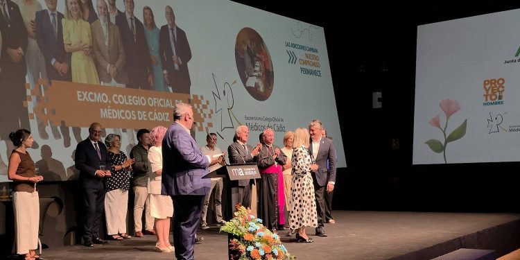El COMCADIZ recibe el reconocimiento de Proyecto Hombre en su compromiso de ayuda a personas con adicciones